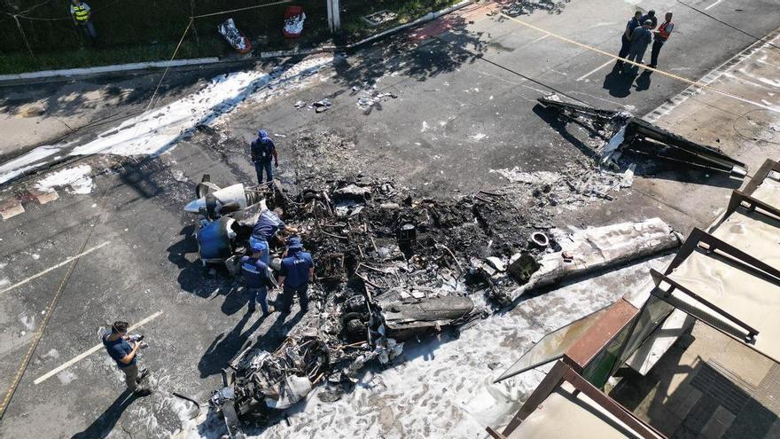 Dos muertos tras caer una avioneta en una avenida de la ciudad brasileña de São Paulo