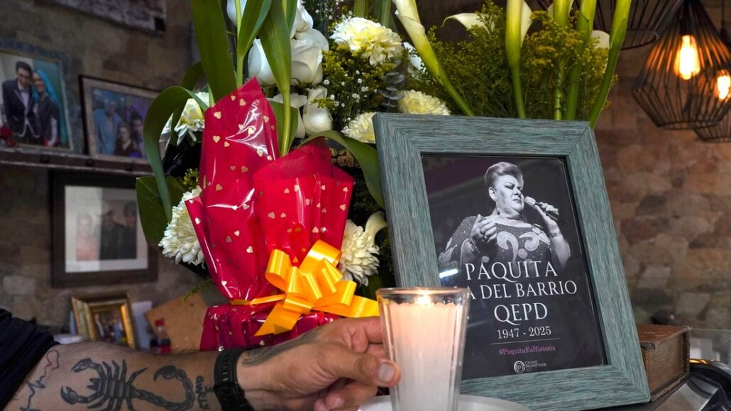 Canciones, lágrimas y flores: México despide a Paquita la del Barrio, la 'diva del despecho'