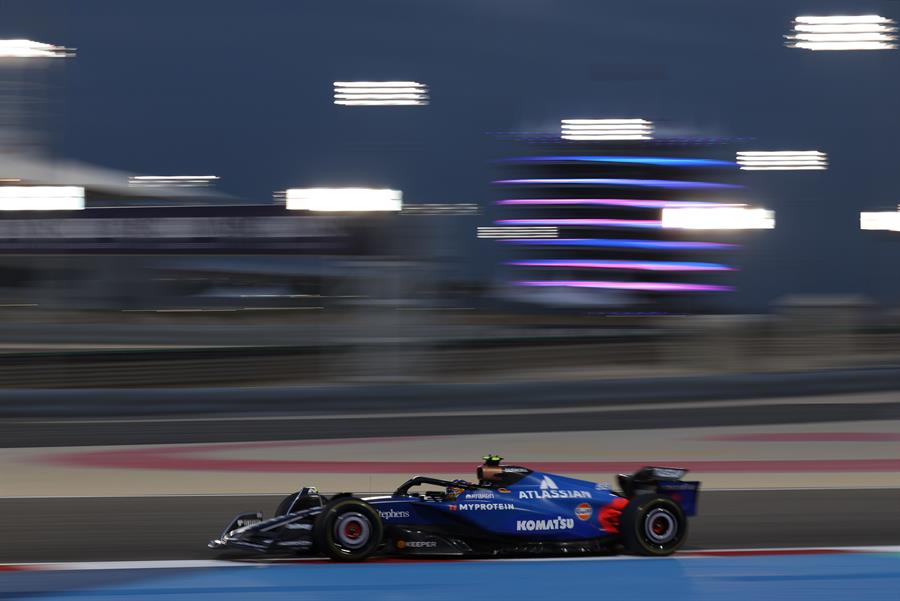 Sainz lidera, por delante de Hamilton, la segunda jornada de test de Baréin