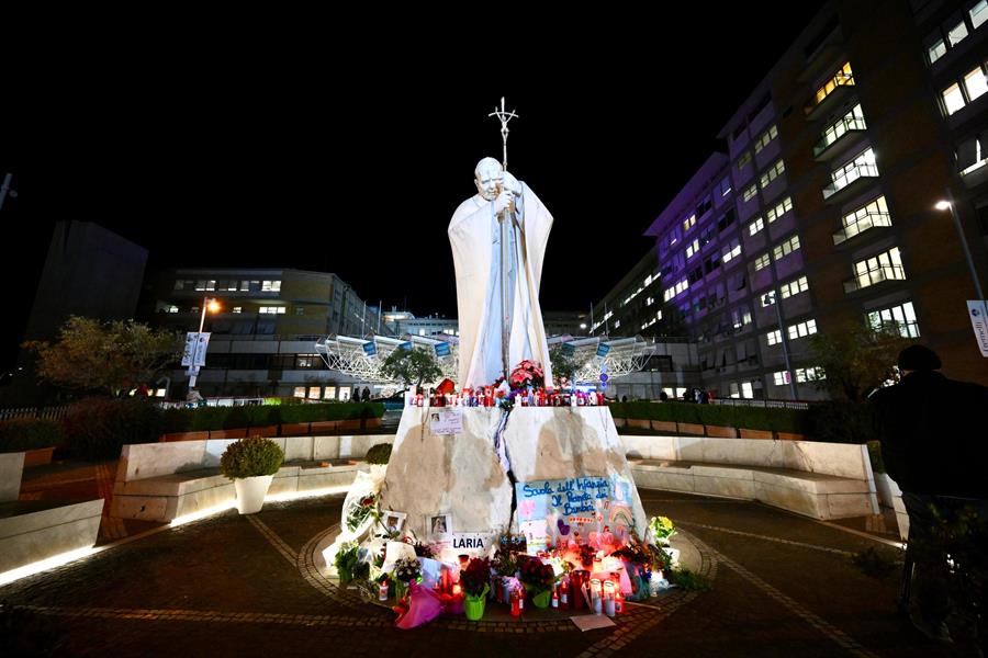 El papa sale de la fase crítica tras 14 días hospitalizado por sus problemas respiratorios