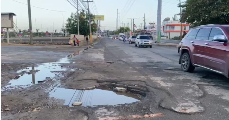 Deterioro en avenida Charles de Gaulle causa tapones en Santo Domingo Norte