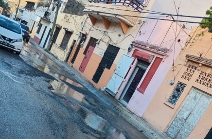 Residentes de San Lázaro protestan por el mal estado de la calle y el caos en la Ciudad Colonial