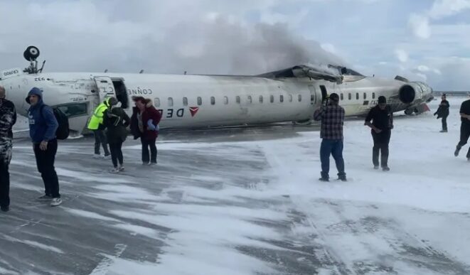 Tres heridos críticos, incluido un niño, en el accidente de un avión en Toronto