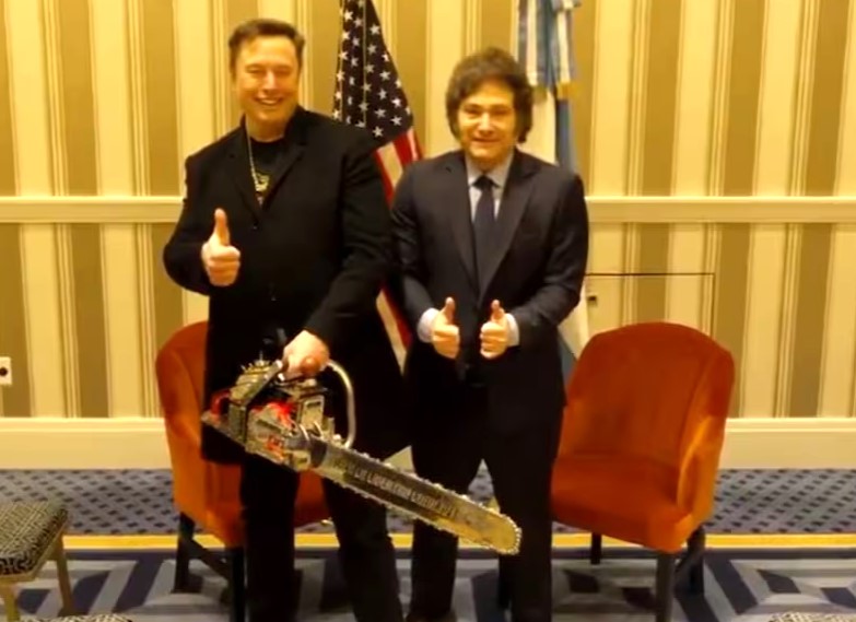 Milei le regala a Musk una motosierra en su encuentro en el foro conservador CPAC