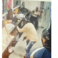 ¡Otra vez! Atracadores siembran pánico en Plaza del Pollo en el Km-17 de la autopista Duarte