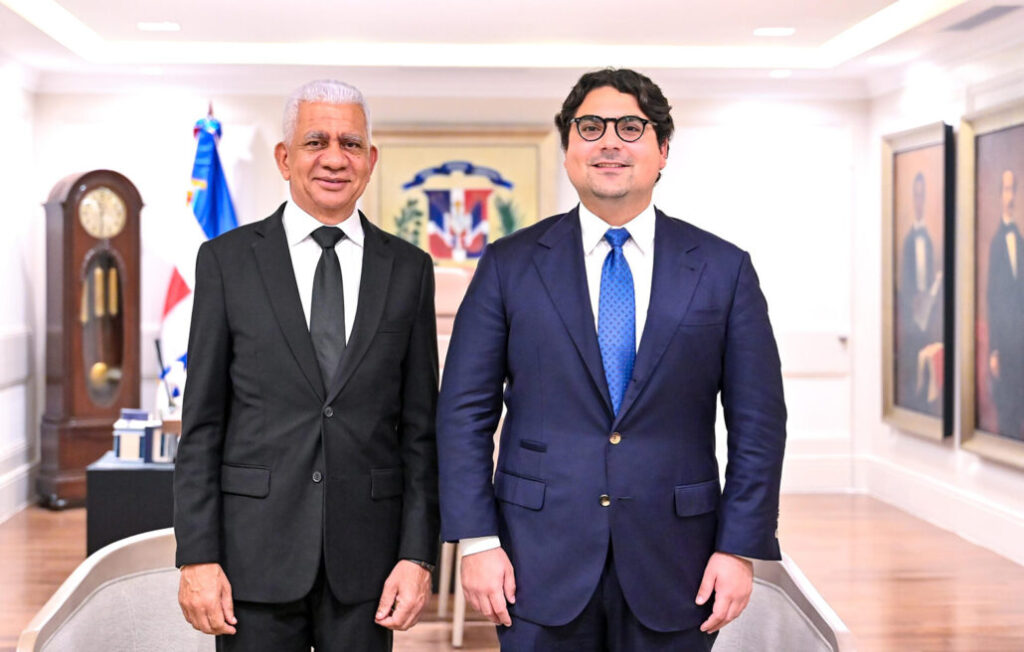 Hostos Rizik, nuevo director de RD Vial, junto al presidente del Senado