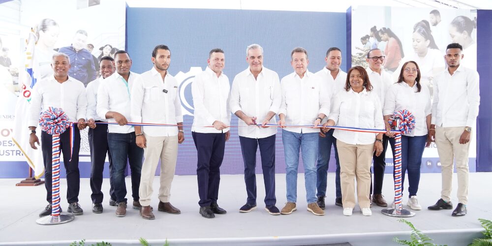 Presidente Abinader encabeza acto inaugural de nave tabacalera