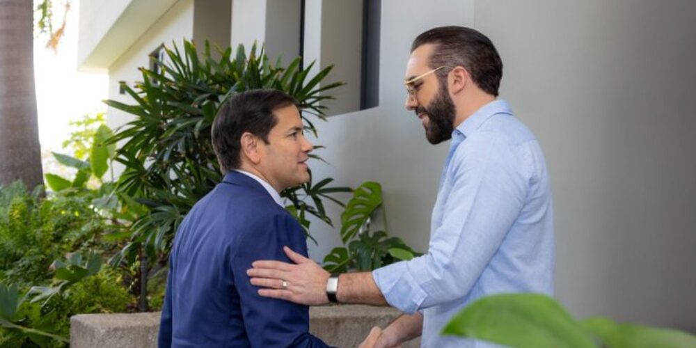 Bukele acepta recibir a migrantes que cometan crímenes en EEUU