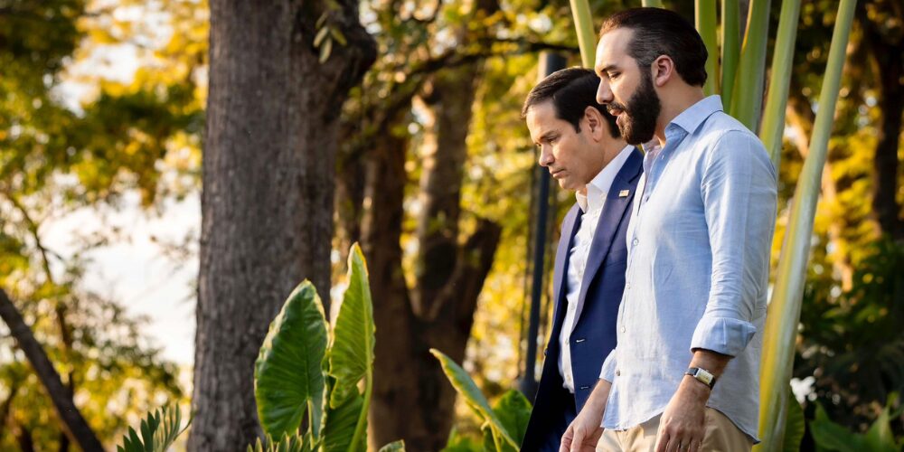 El secretario de Estado de EEUU, Marco Rubio, llega a El Salvador para reunirse con Bukele