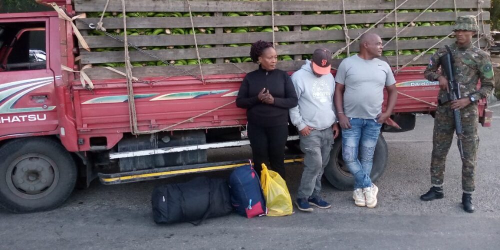 Ejército envía a la justicia a otros tres ciudadanos dominicanos por tráfico de indocumentados