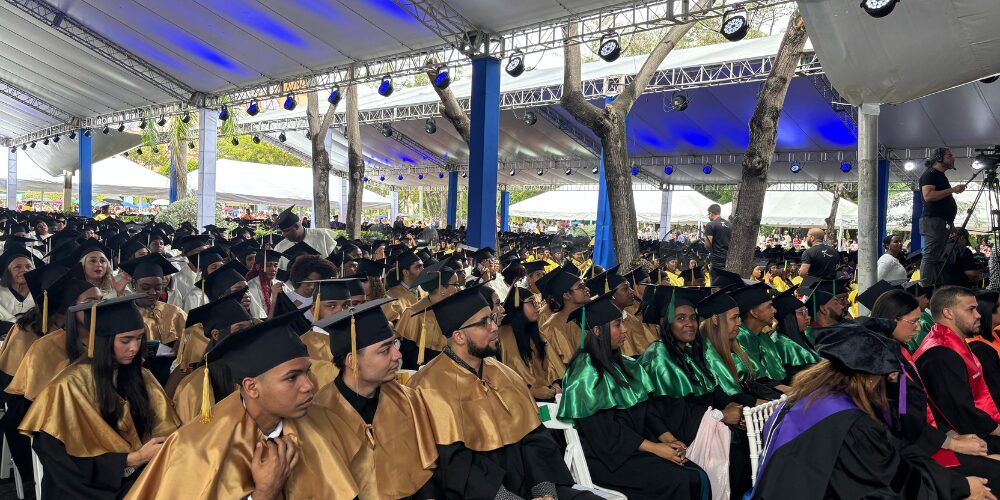 UASD gradúa 2,558 nuevos profesionales; graduandos envían mensaje de motivación