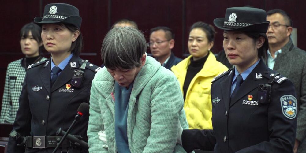 China ejecuta a mujer condenada por secuestrar y vender a 17 niños en la década de los 90