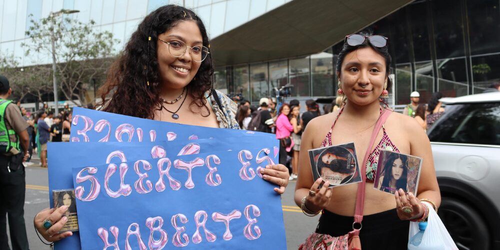 Decenas de fanáticos peruanos desean la pronta recuperación de Shakira