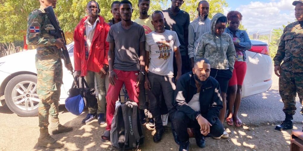 Envían a la justicia a tres dominicanos que transportaban 31 inmigrantes haitianos | 2 | Envían a la justicia a tres dominicanos que transportaban 31 inmigrantes haitianos - Noticias de hoy en República Dominicana | De Último Minuto