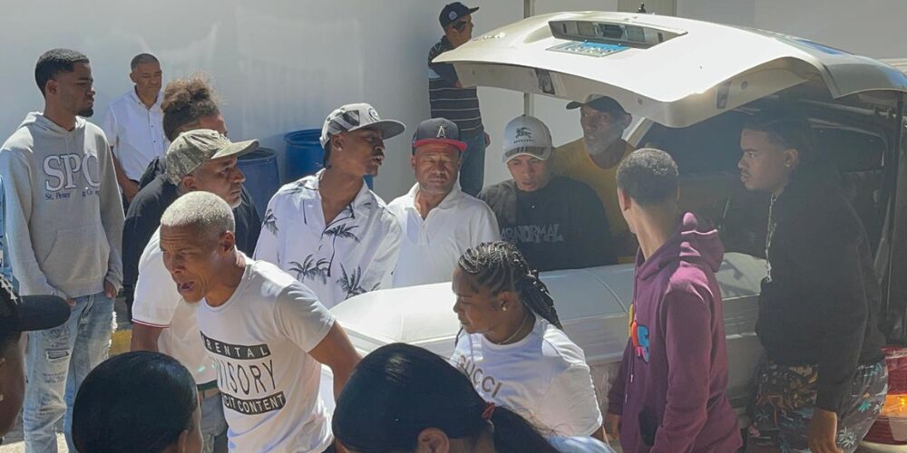 Bajo fuerte contingente policial sepultan a la “La Cobra”, presunto reconocido delincuente en Santiago