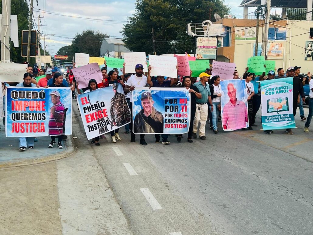 Familiares de hombre asesinado realizan marcha para exigir justicia en Guayacanes de Mao