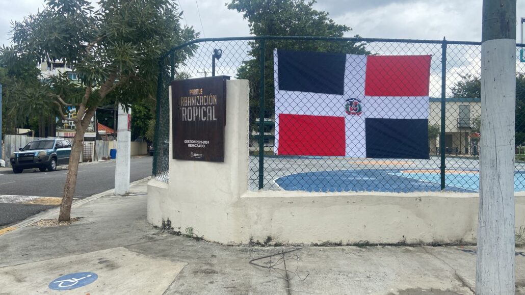 Alcaldía DN coloca bandera nacional en parques y plazas en conmemoración del Mes de la Patria