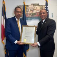 Guido Gómez Mazara recibió la distinción por parte del asambleísta de Nueva York, George Álvarez, por su compromiso con el desarrollo digital