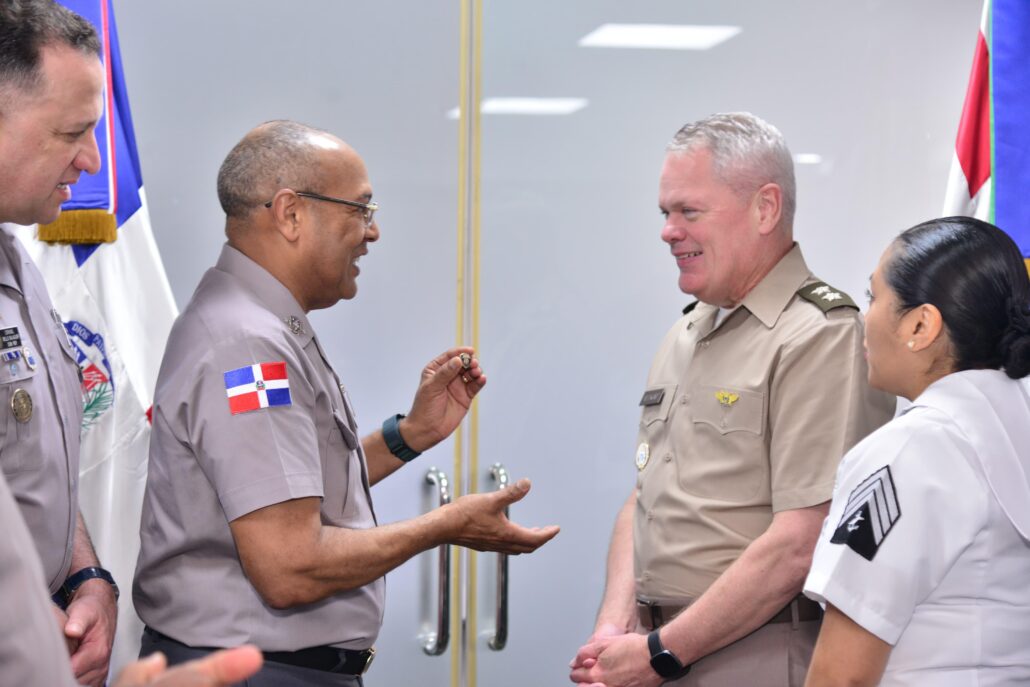 Director general de la Policía Nacional recibe visita del director del IADC