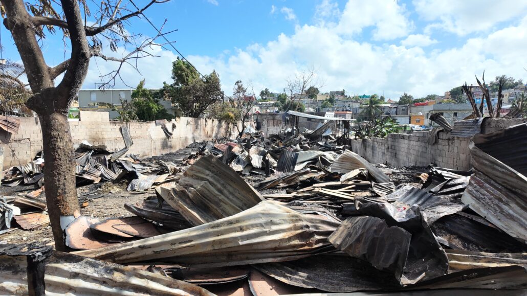 Incendio consume ocho talleres de ebanistería en Canta La Rana