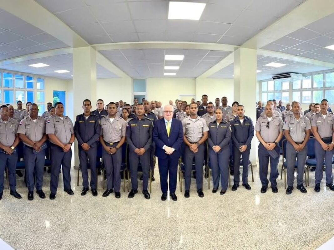 Policías recibirán becas internacionales para realizar maestría en UDIMA