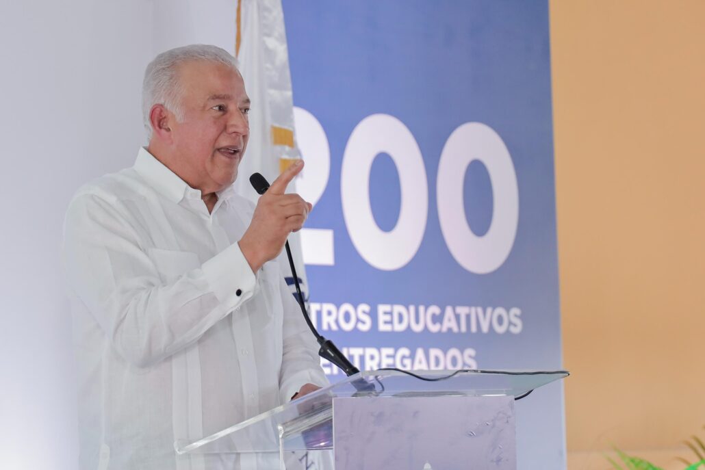Inauguración de escuela en San Cristóbal es encabezada por el Ministro Andrés Bautista