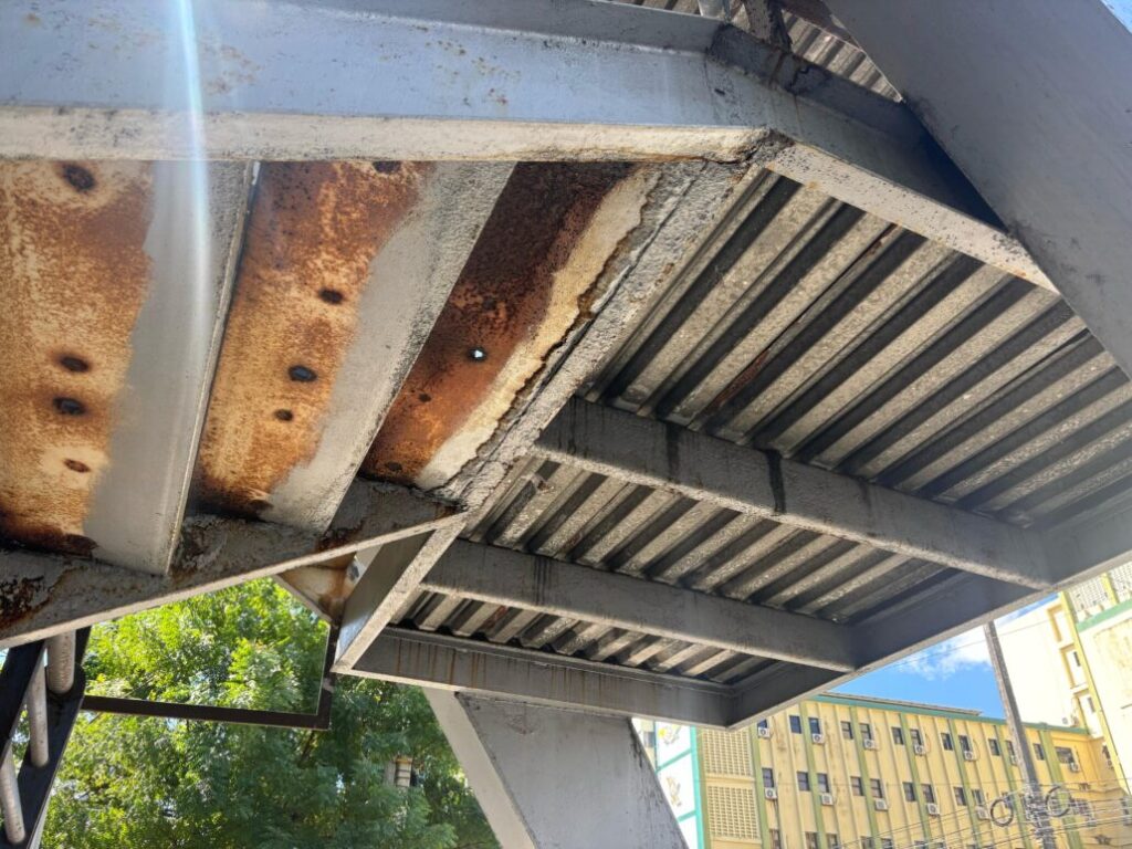 Puente peatonal frente al Hospital de las Fuerzas Armadas está en estado crítico | De Último Minuto