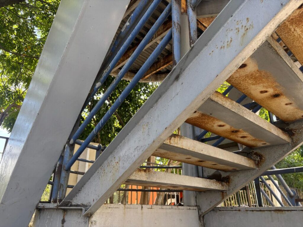 Puente peatonal frente al Hospital de las Fuerzas Armadas está en estado crítico | De Último Minuto