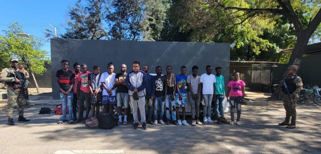 Envían a la justicia a tres dominicanos que transportaban 31 inmigrantes haitianos