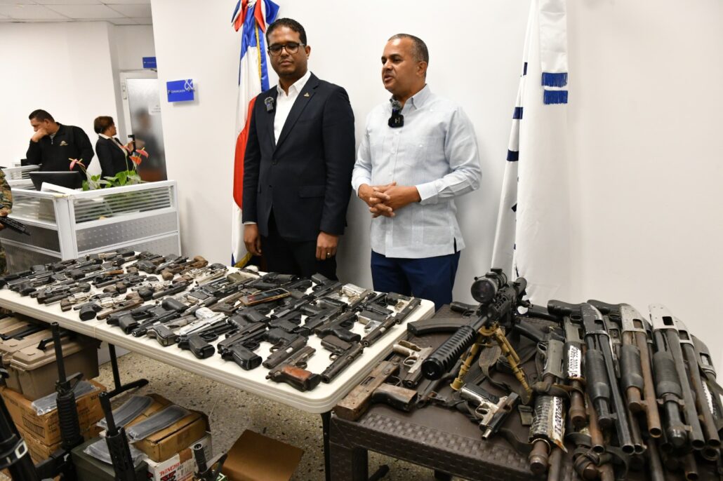 Interior y Policía recibe 94 armas de fuego entregadas por Fiscalía de SDO