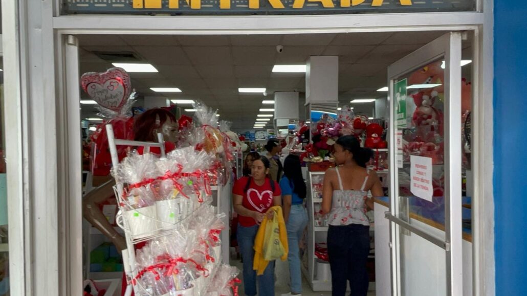 San Valentín dinamiza el comercio en el centro histórico de Santiago