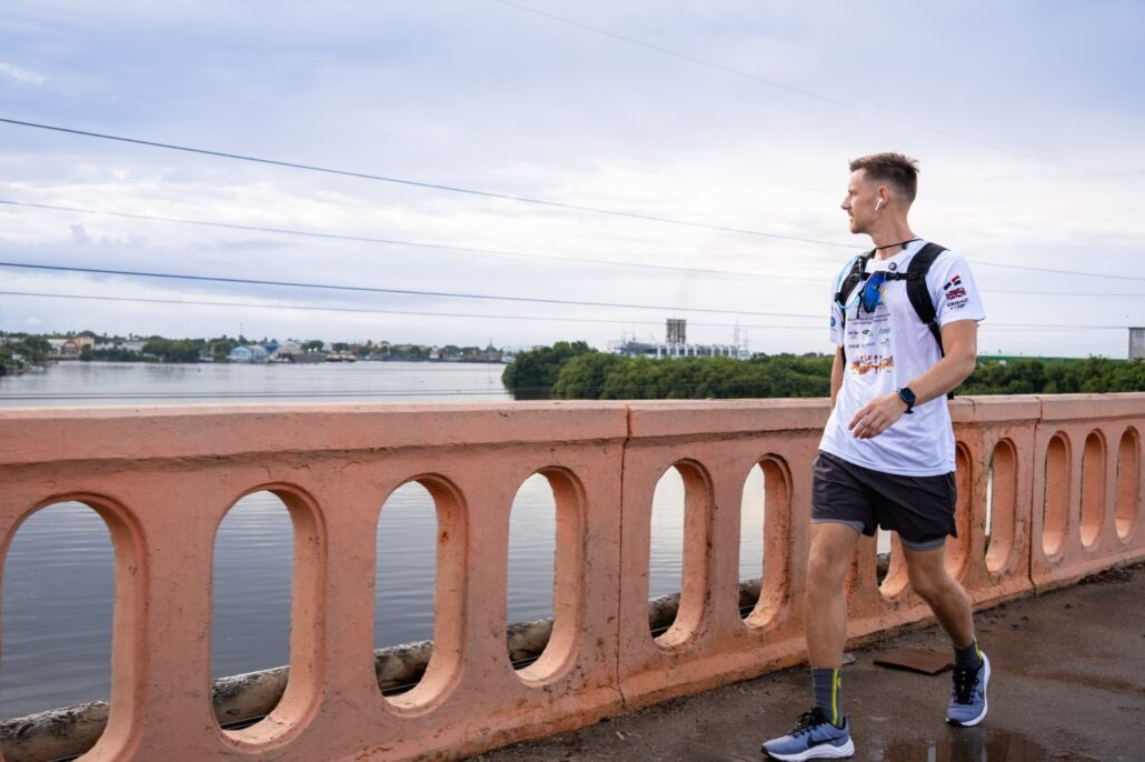 Joven británico Callum Bates caminará 570 kilómetros por la educación en RD