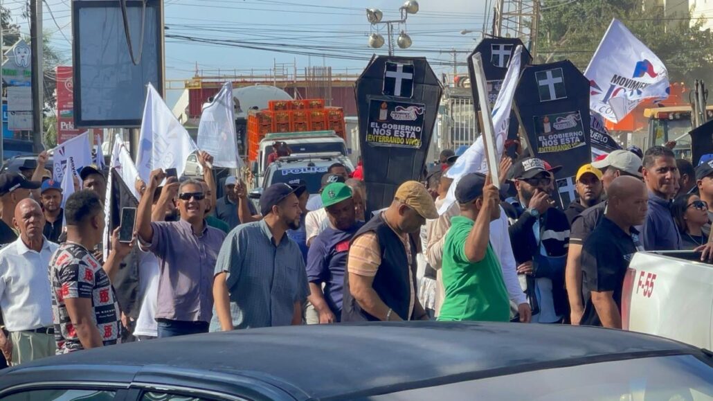 Transportistas en Santiago se movilizan contra los tapones