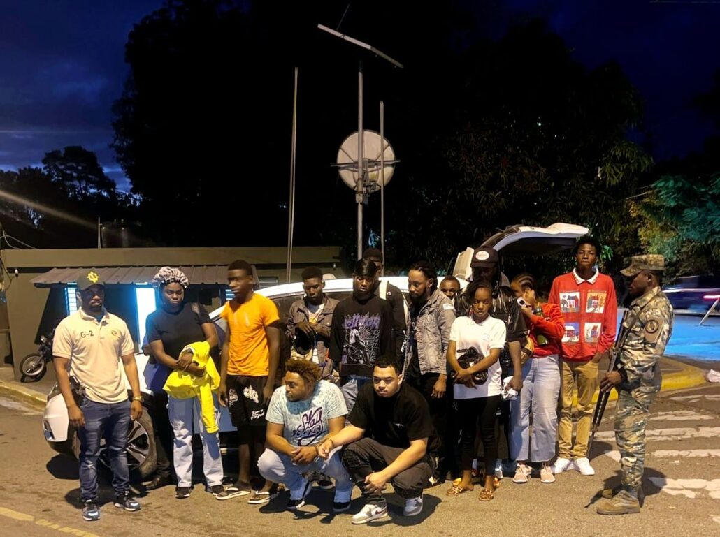ERD arresta a seis dominicanos y dos haitianos por transportar indocumentados