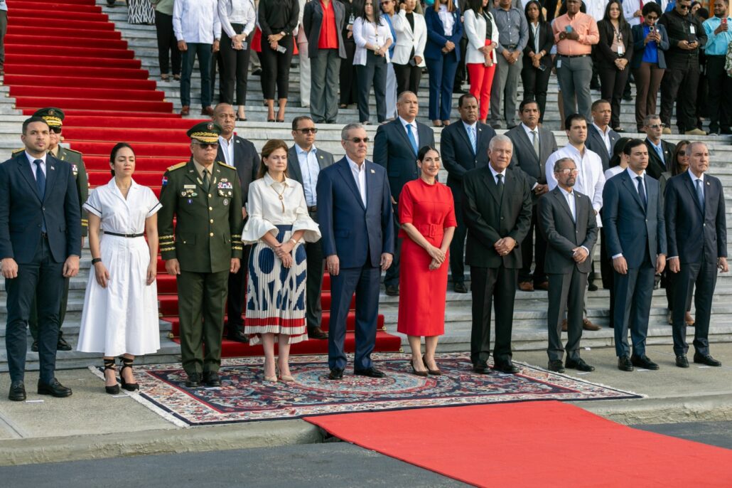 Presidente Abinader encabeza acto de homenaje a la Bandera Nacional