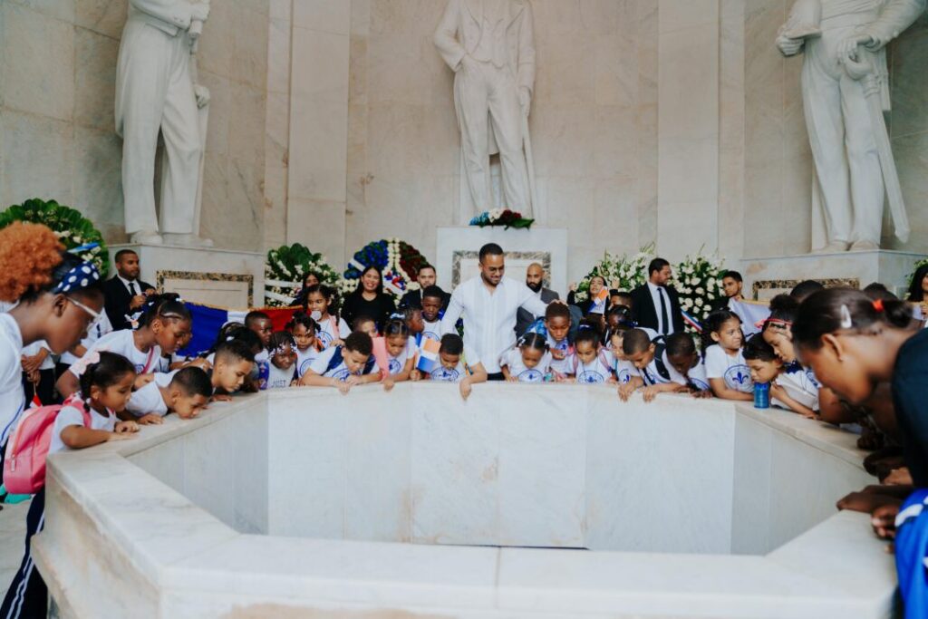 ITLA rinde homenaje a los Padres de la Patria con ofrenda floral | De Último Minuto