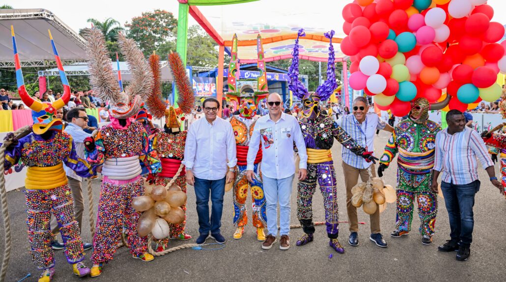 Santiago celebra por todo lo alto tercer domingo de carnaval con apoyo masivo de turistas