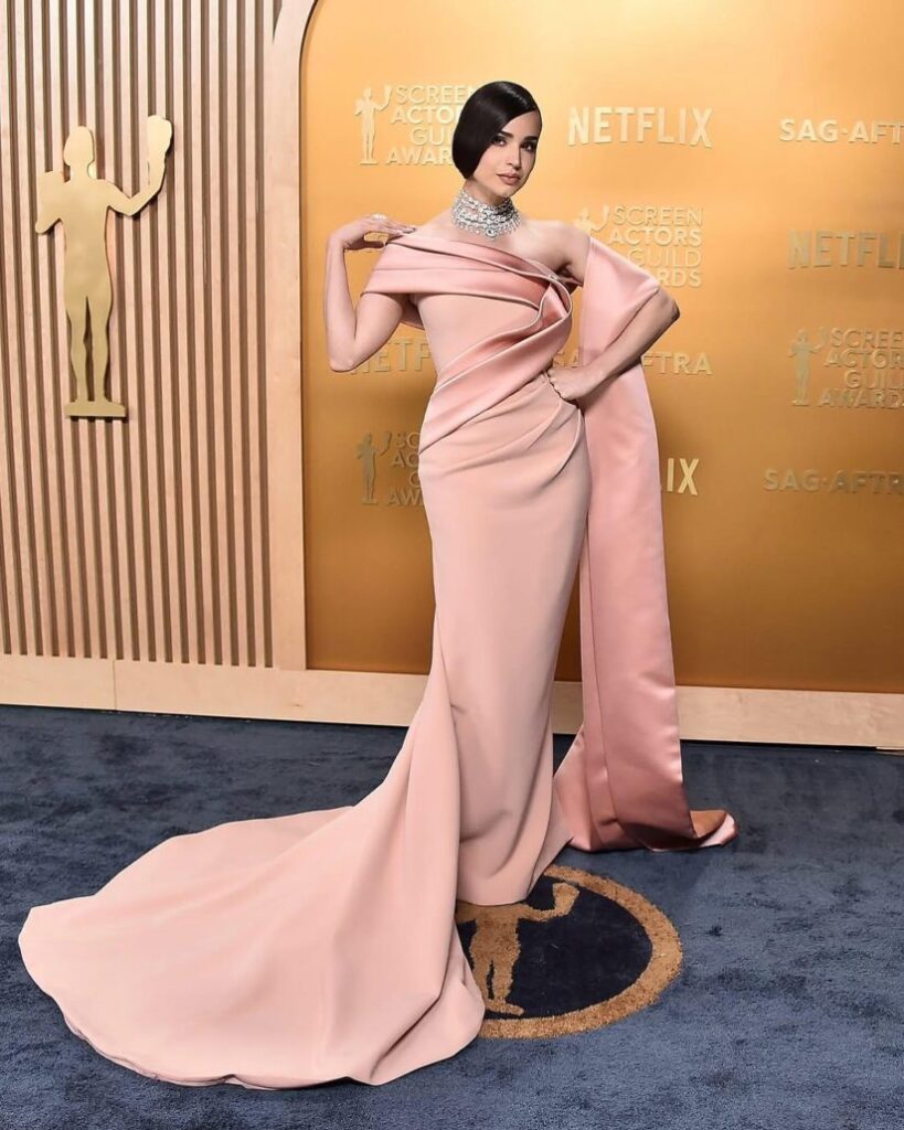 Desbordando glamour y elegancia, inicia la alfombra de los SAG Awards | De Último Minuto