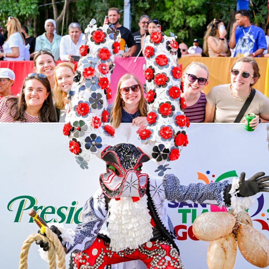 Santiago celebra tercer domingo de carnaval con apoyo masivo de turistas | De Último Minuto