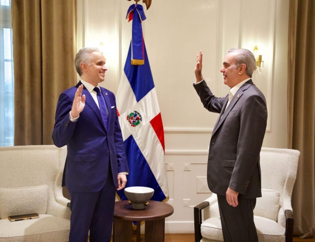 Abinader juramenta a Eduardo Estrella y a Luis Miguel De Camps como nuevos ministros | De Último Minuto