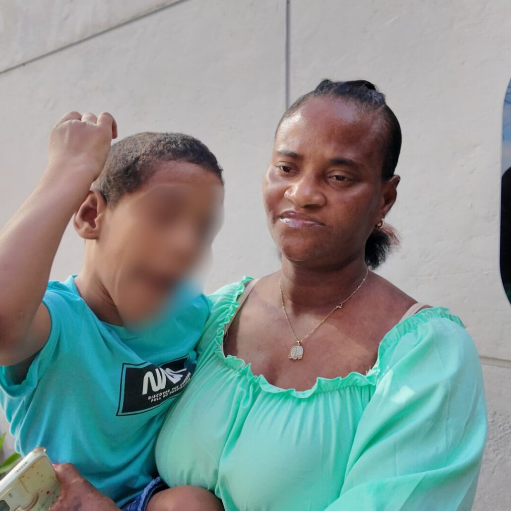 Madre de niño con parálisis cerebral pide ayuda para medicamentos y terapia