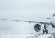 Un avión comercial de Delta se estrella al aterrizar en Toronto y acaba boca abajo sobre la pista