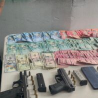 PN captura en Baní hombre con armas ilegales y dinero en efectivo durante allanamiento - Noticias de hoy en República Dominicana | De Último Minuto