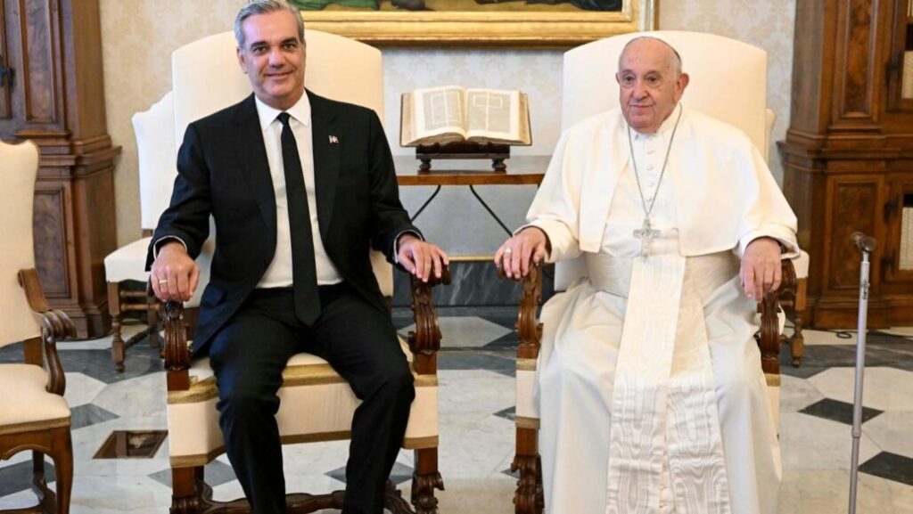 El papa Francisco junto al presidente Luis Abinader