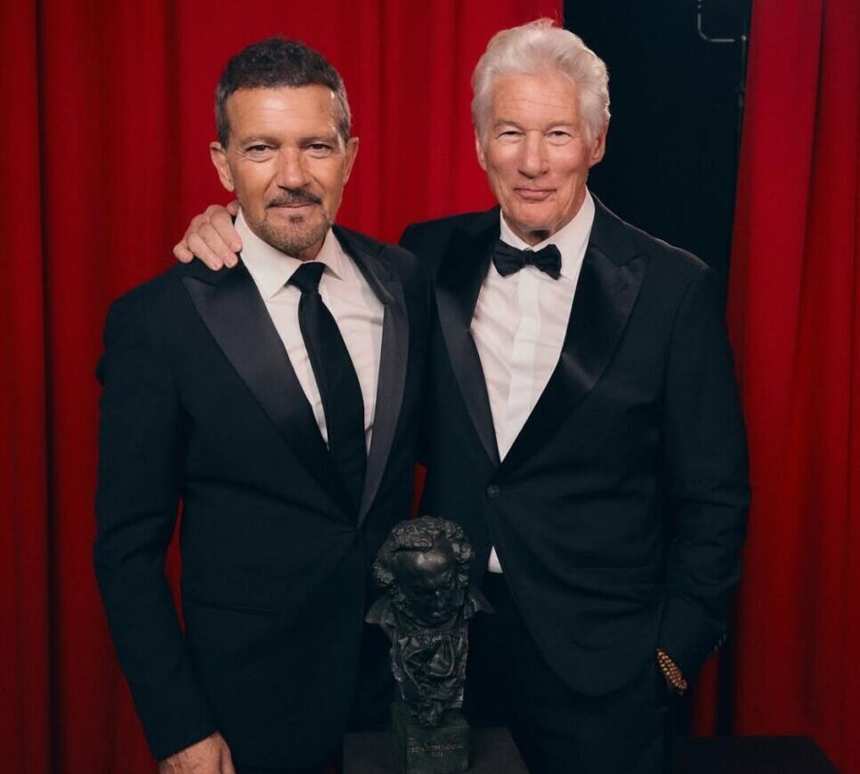 Richard Gere, junto a Antonio Banderas tras recibir un Goya Internacional 2025.