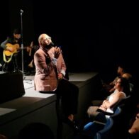 La noche inició con “Me das permiso”, seguido de temas como “Felicidades”, “Temprano” y “No soy tan fuerte”.
