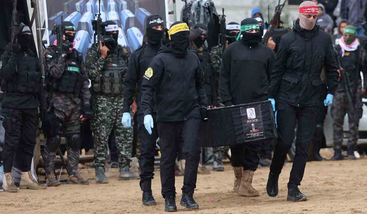 Hamás entrega a la Cruz Roja los ataúdes con los cuerpos de los cuatro rehenes israelíes