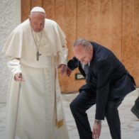 El papa se tambaleó tras romperse parte de su bastón cuando entraba en una audiencia