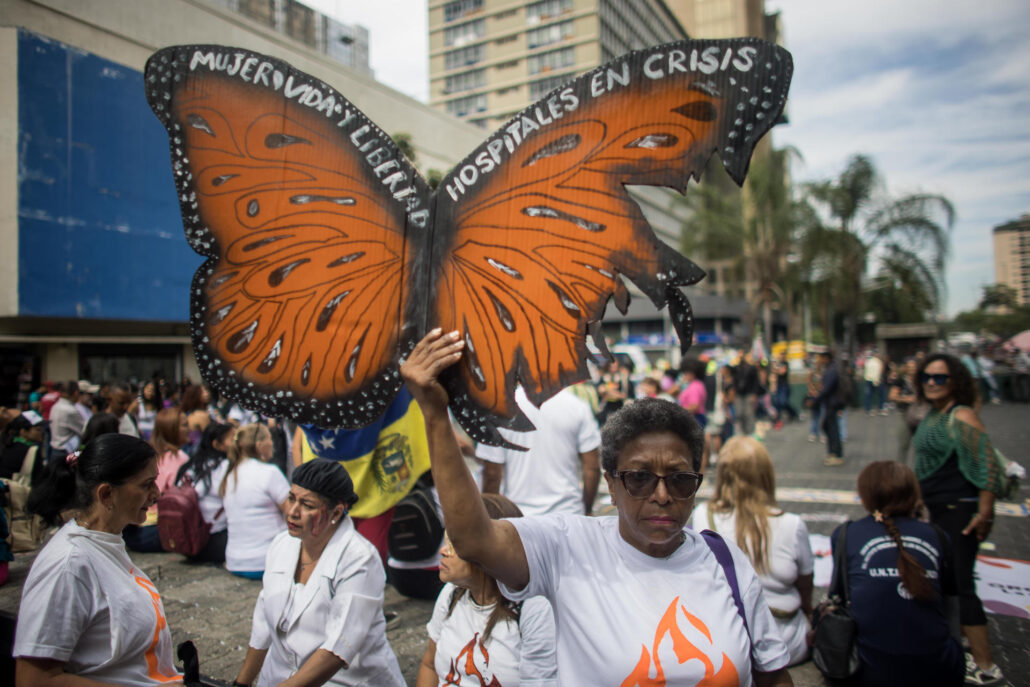 Venezolanas marchan para exigir mejores salarios y protección contra la violencia