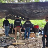 Autoridades desmantelan cuatro laboratorios clandestinos de alcohol adulterado en Monte Plata